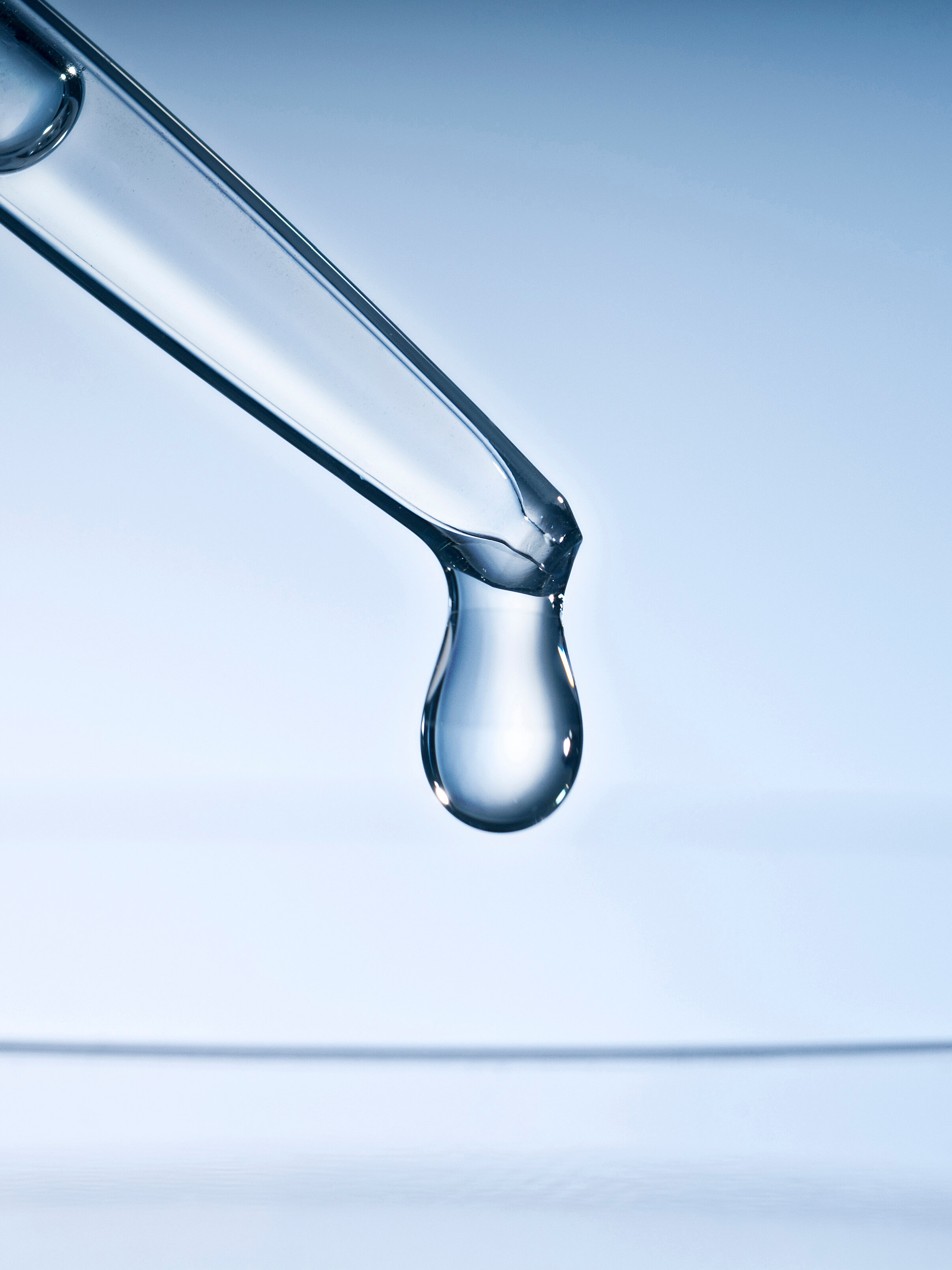 Tropfen der aus einer Pipette fällt