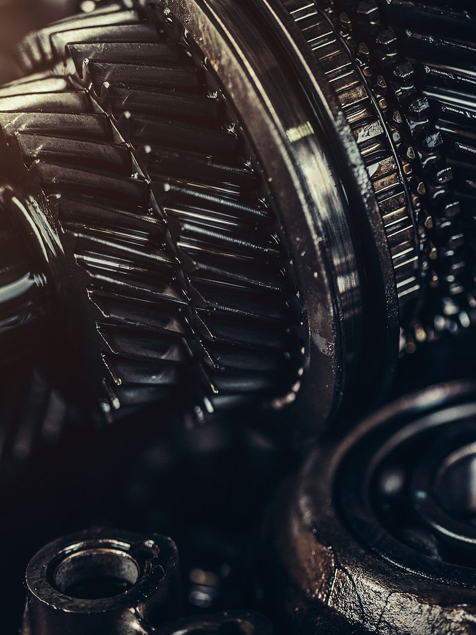 Dunkle Zahnräder; die geschmiert sind