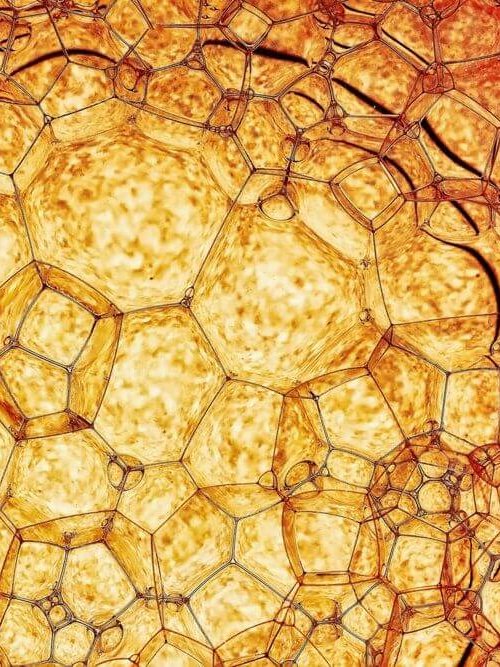 Gros plan sur de l'huile lubrifiante jaune