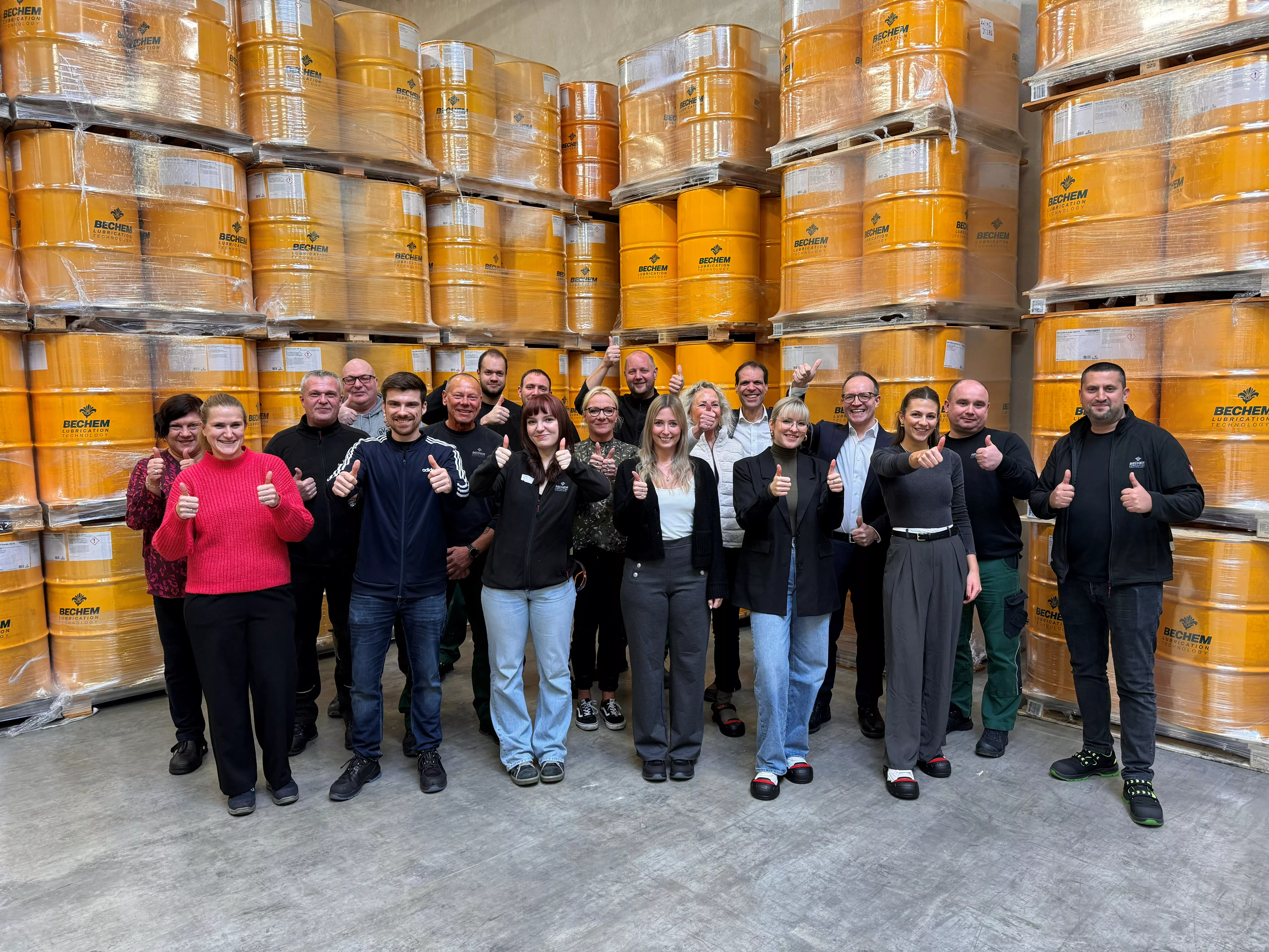 BECHEM Mitarbeiter strecken Daumen nach oben