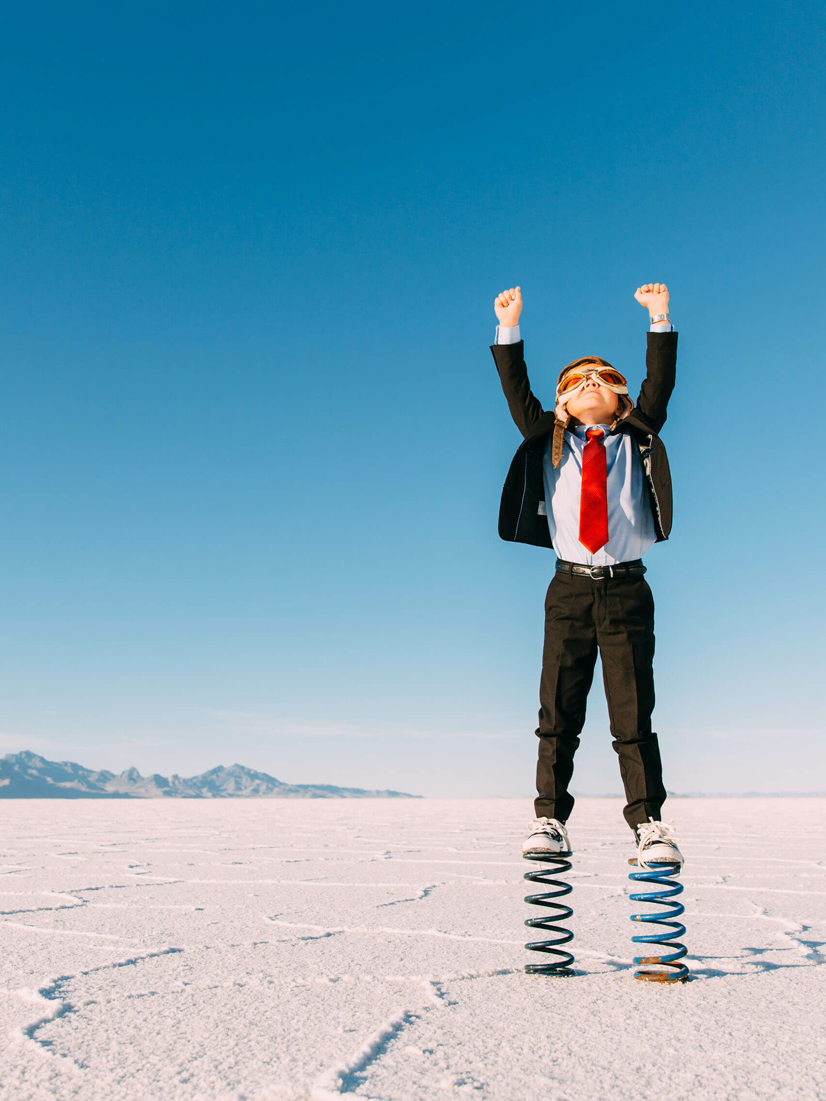 Kleiner Junge springt in die Luft.