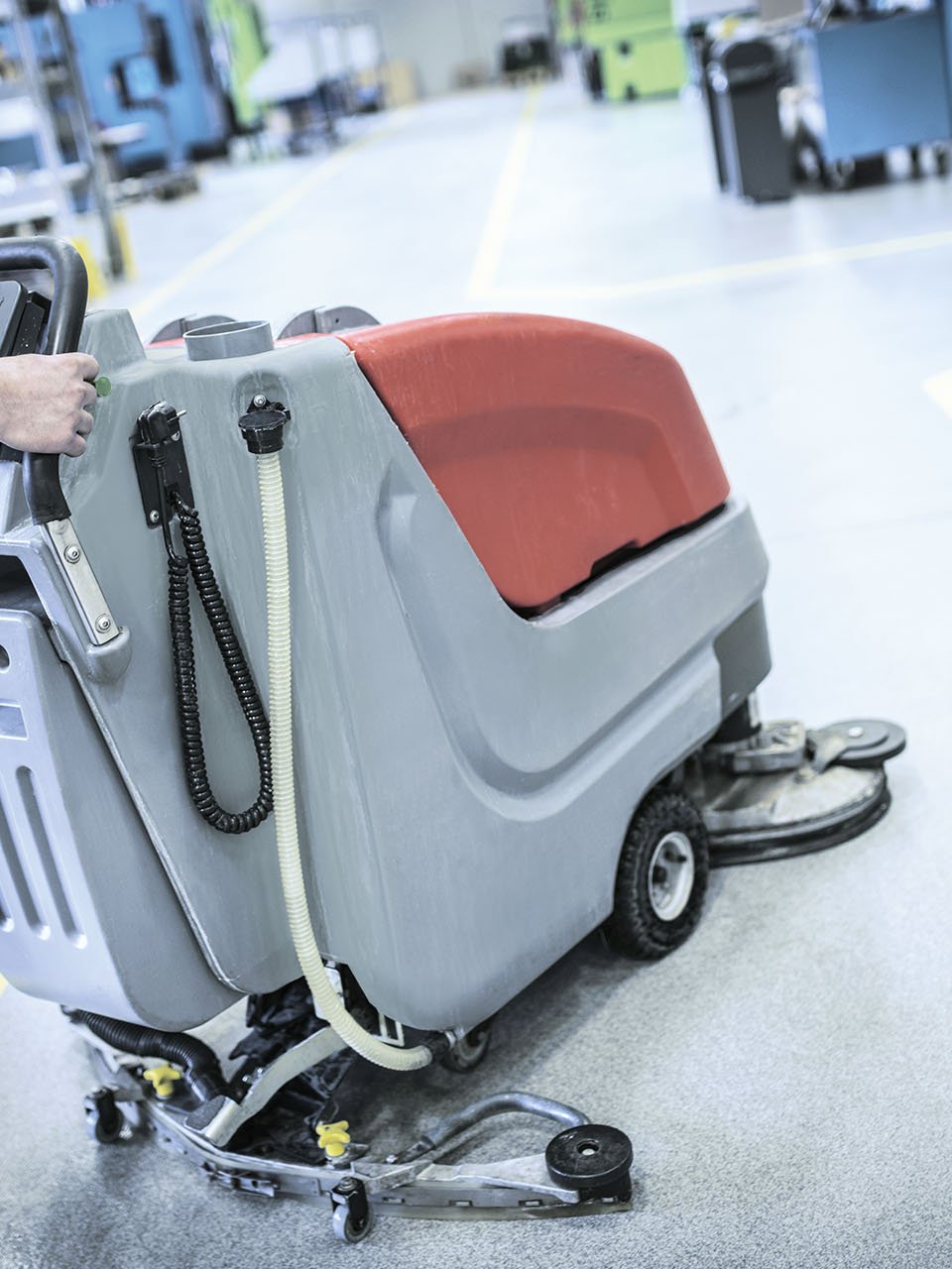 La machine nettoie le sol