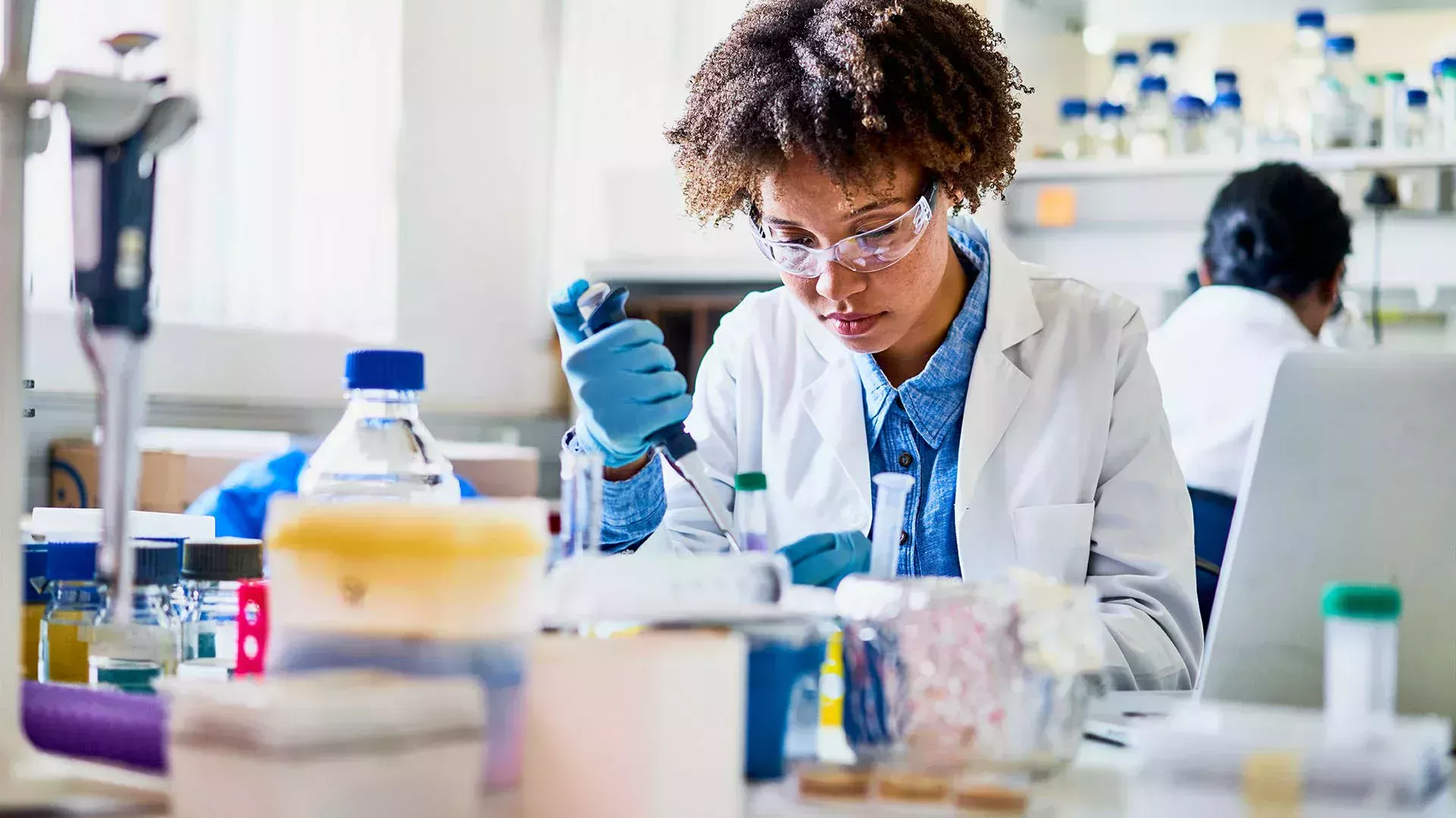 Frau die im Labor experimentiert