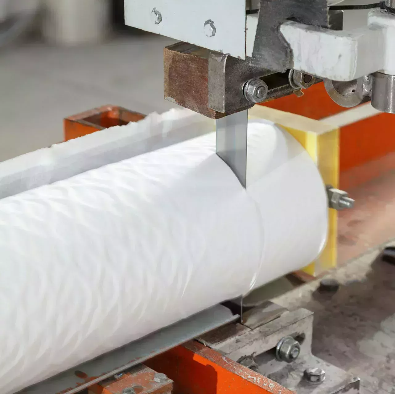 Le rouleau de papier est coupé par la machine