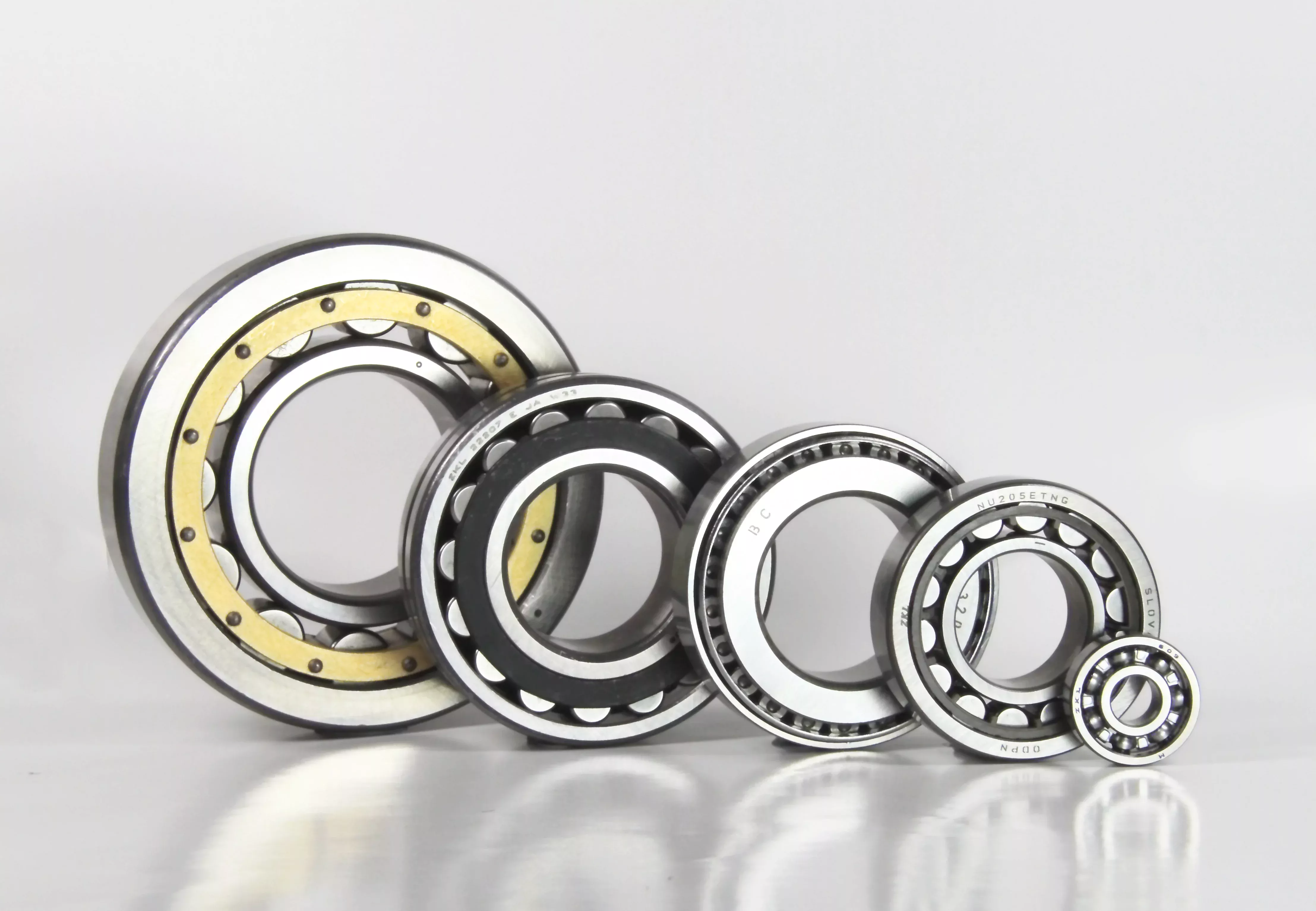 Rolling bearings in five different sizes