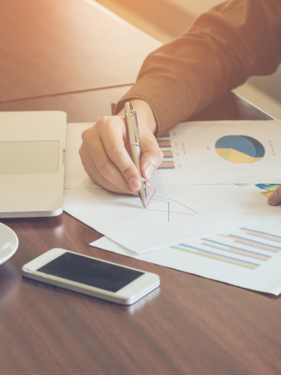 Eine Person zeichnet verschiede Grafiken