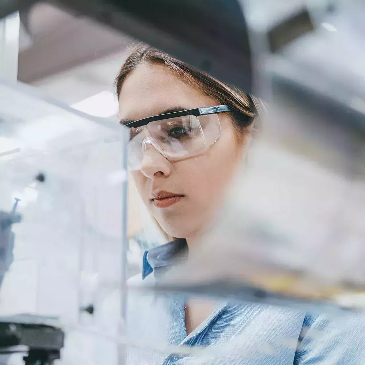 Junge Frau mit Schutzbrille