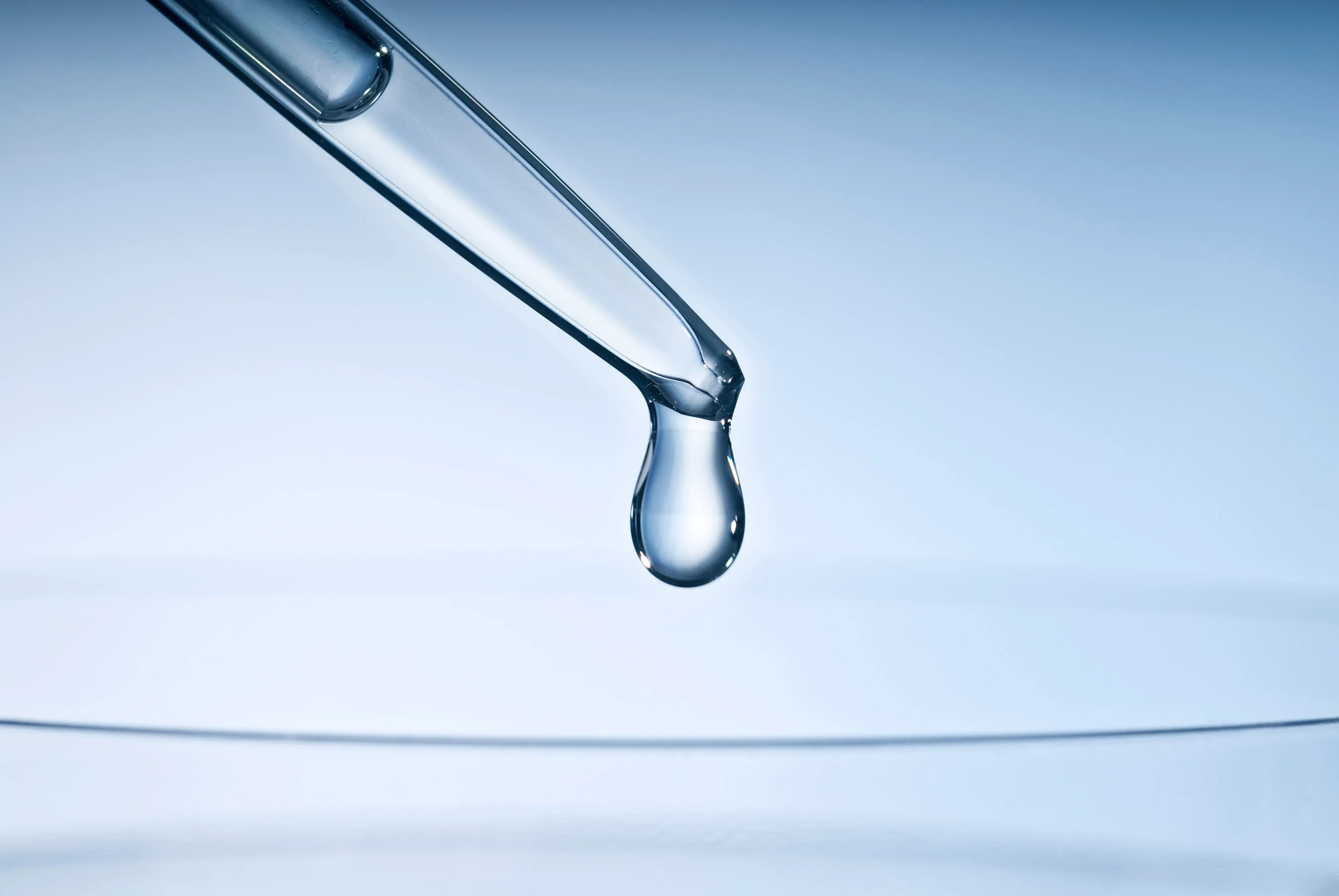 Tropfen der aus einer Pipette fällt