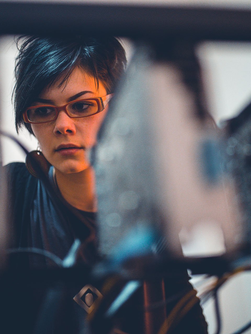 Eine Fachinformatikerin für Systemintegration arbeitet an zwei Bildschirmen