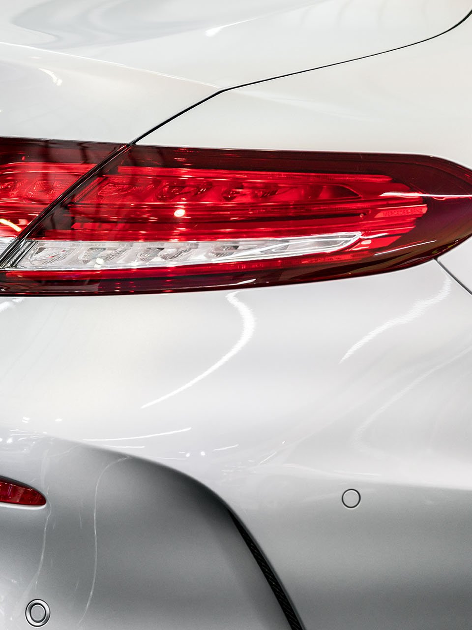 Rückleuchte von einem weißen Auto