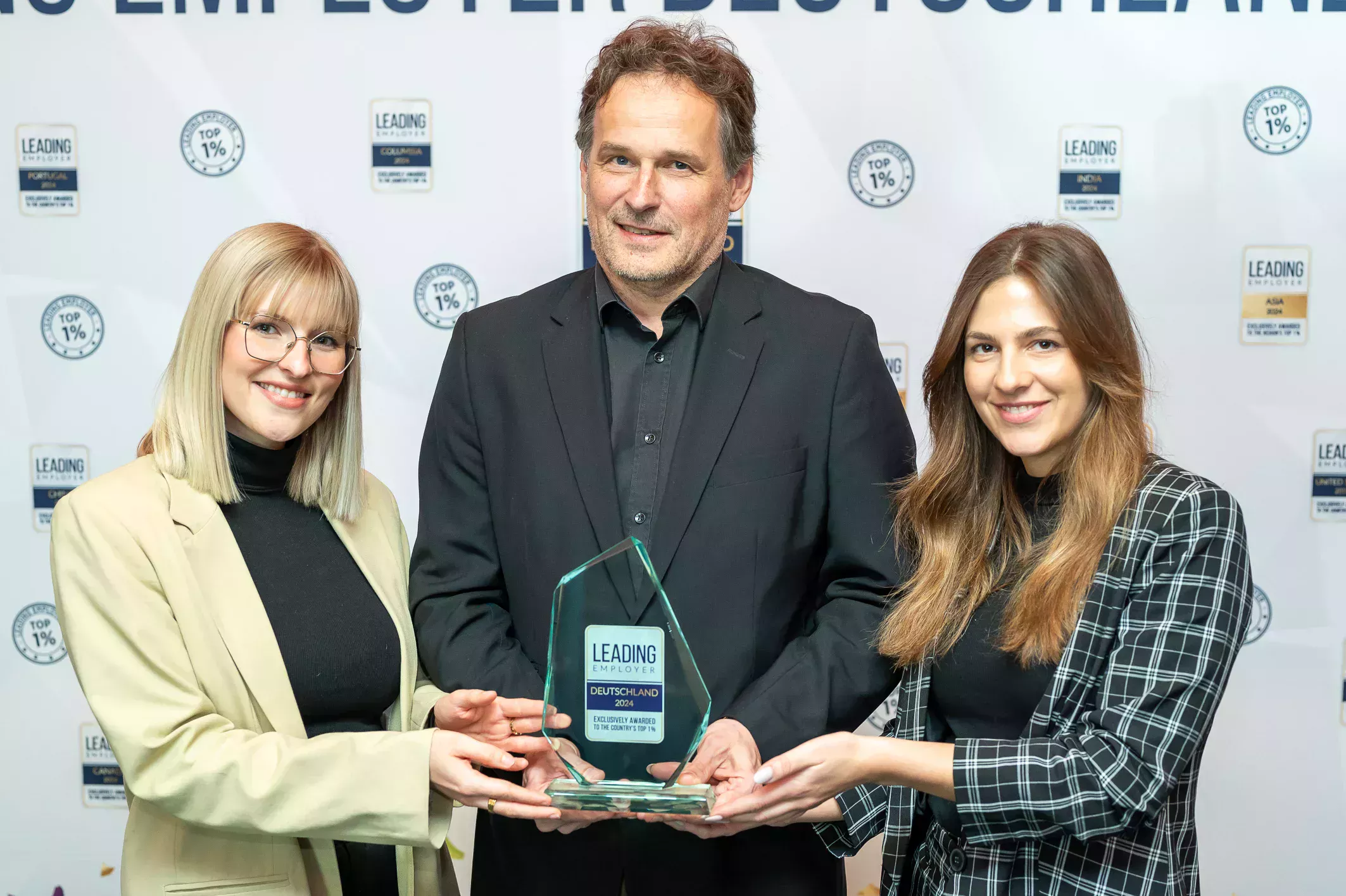 Drei BECHEM Mitarbeiter halten den Leading Employer Award in den Händen