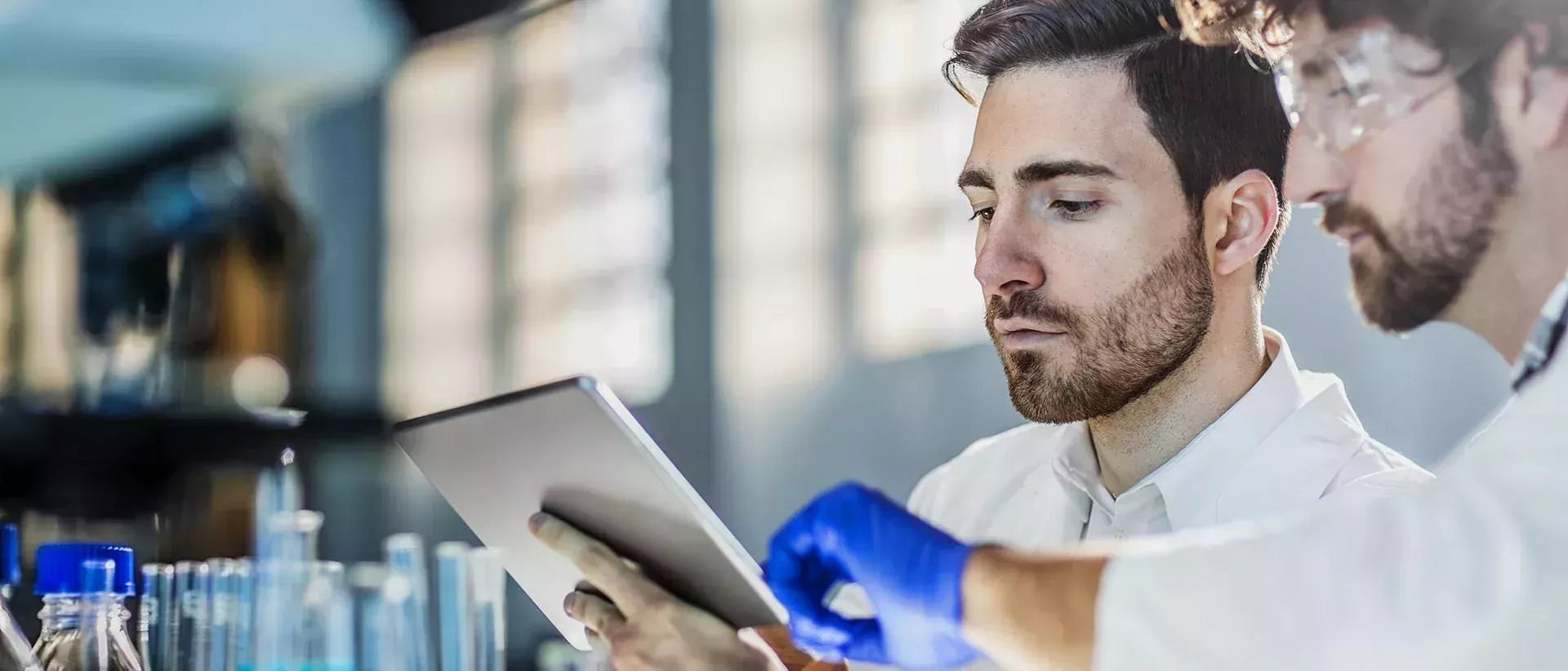 deux scientifiques effectuent des mesures