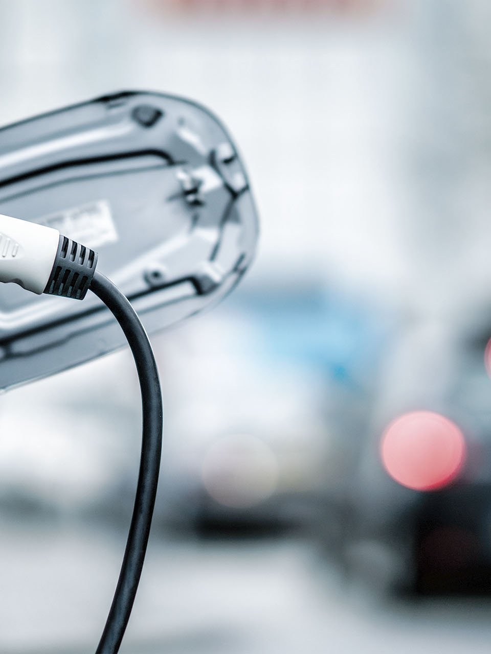 Tapa de carga abierta del coche eléctrico con tapa de carga