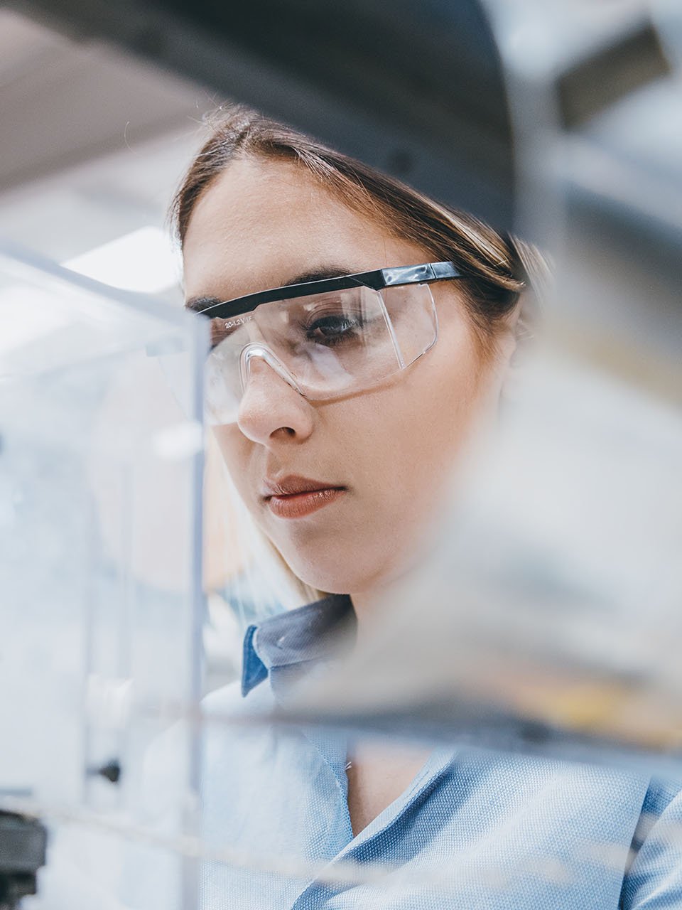 Junge Frau mit Schutzbrille