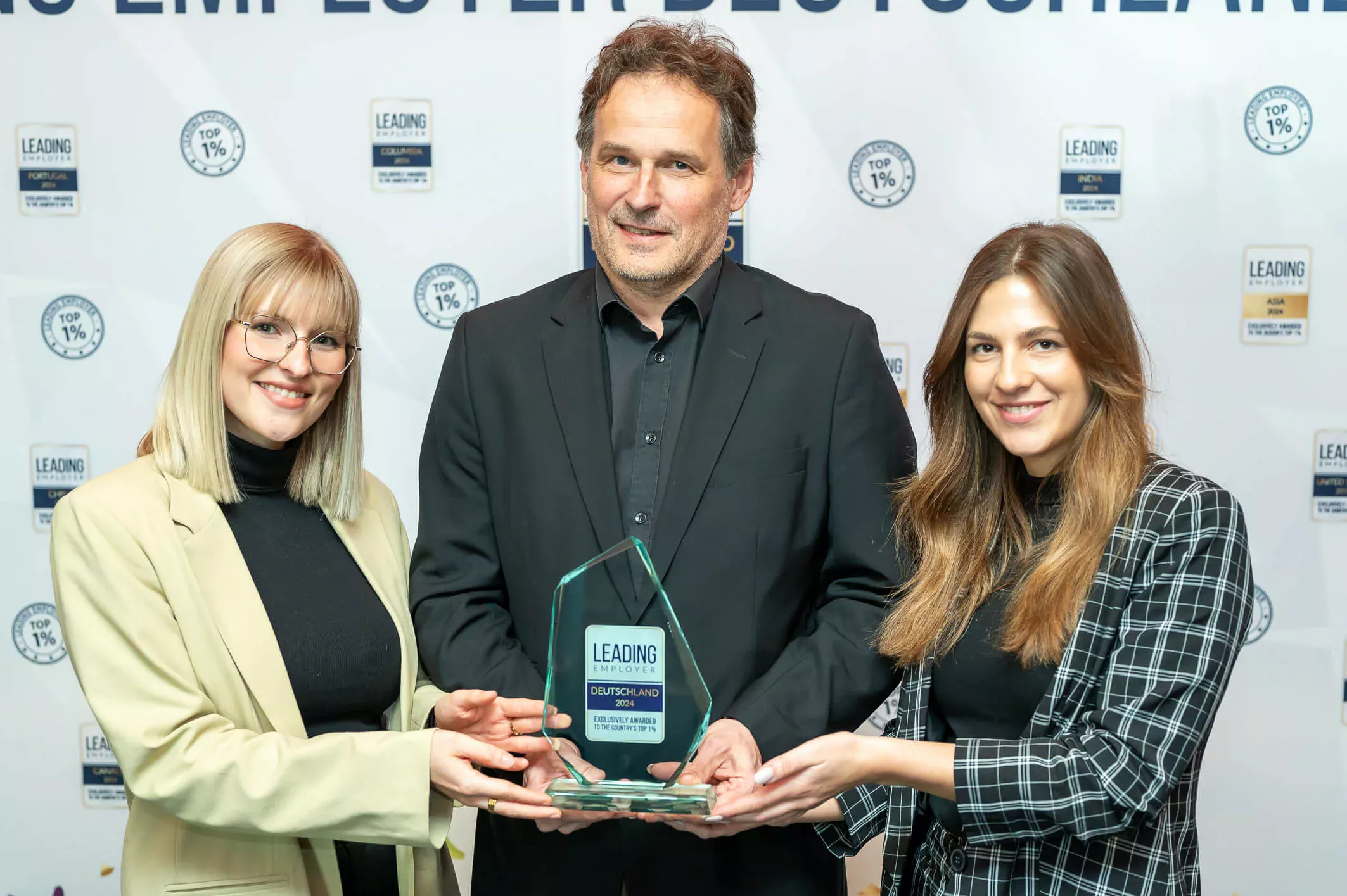 Drei BECHEM Mitarbeiter halten den Leading Employer Award in den Händen